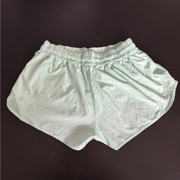 Lululemon Hotty Hot Low-Rise Lined Short 2.5 - Picture 2 of 6